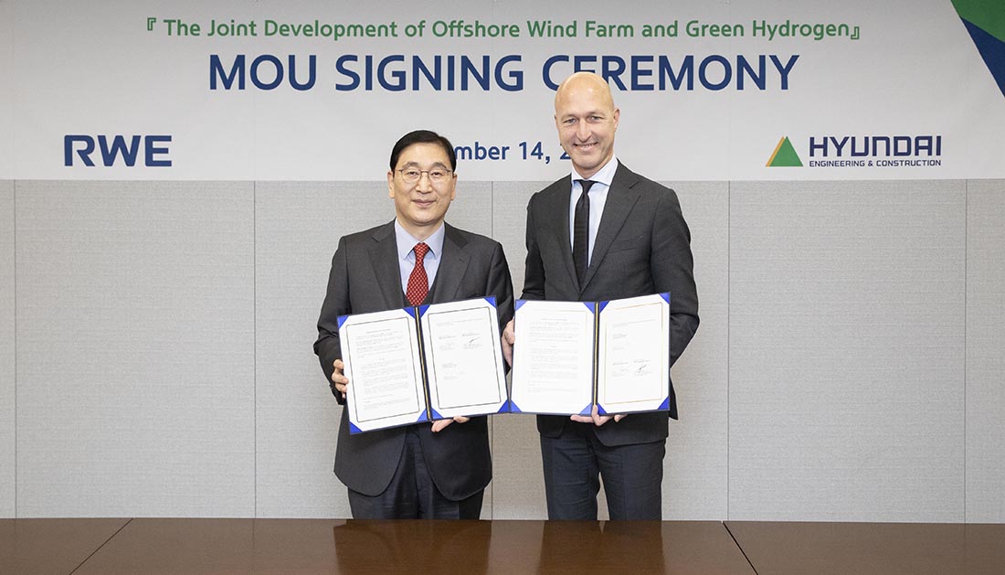 Image of the MOU signinng between Hyundai E&C-RWE. On November 14th, President Yoon Young-joon of Hyundai E&C (Left) and CEO Sven Utermöhlen of RWE (Right) are taking a commemorative photo after signing the Memorandum of Understanding (MOU) to cooperate in joint development of offshore wind power and green hydrogen projects at Hyundai E&C building in Gyedong, Jongno-gu. 